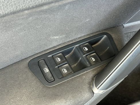 Used 2018 Volkswagen e-Golf SE FWD image 12
