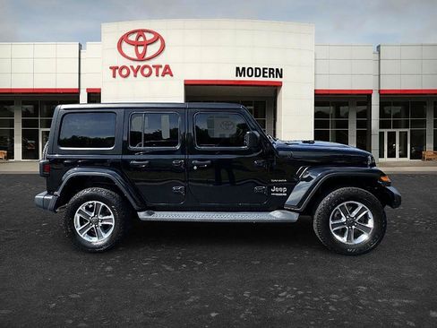 Used 2022 Jeep Wrangler Unlimited Sahara AWD/4WD image 4
