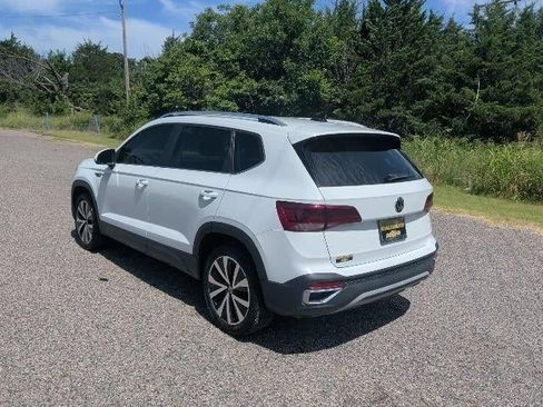 Used 2023 Volkswagen Taos SE FWD image 4