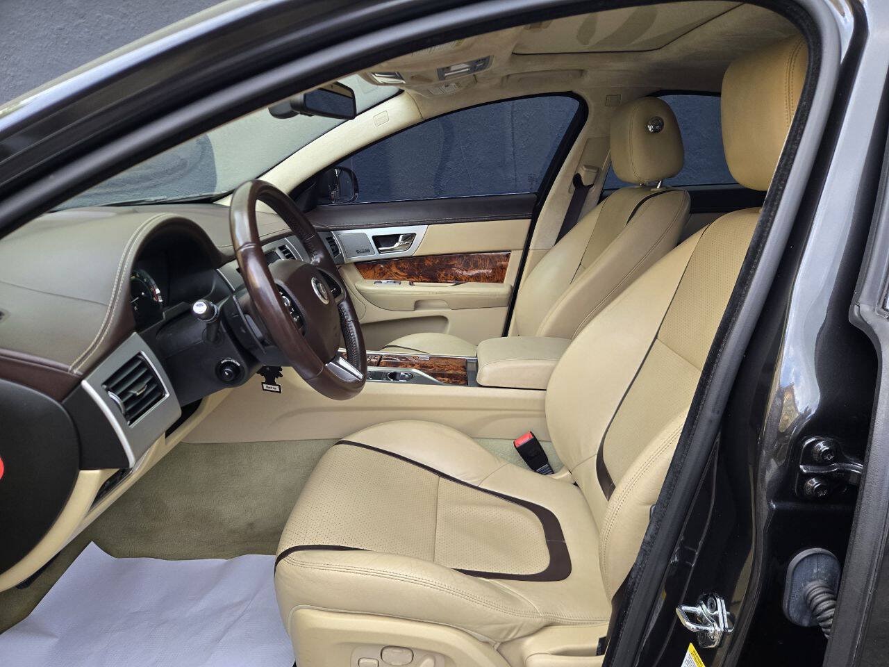 Used 2013 Jaguar XF 3.0 RWD image 8