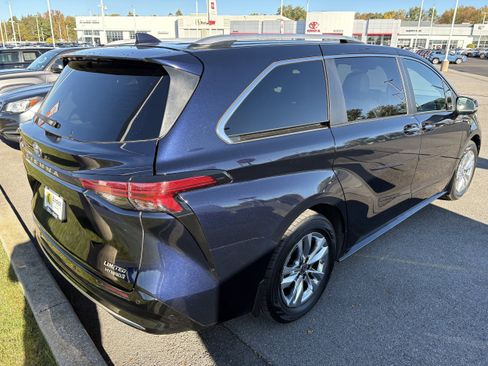 Used 2023 Toyota Sienna Limited image 6