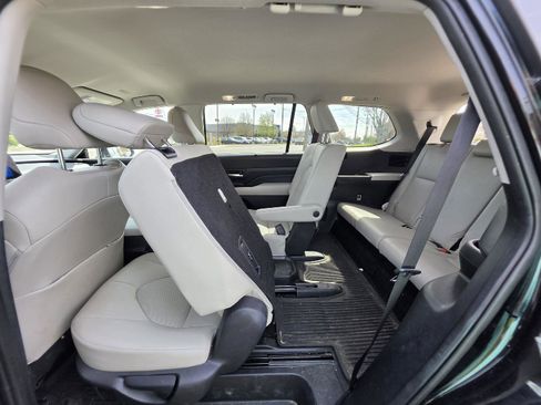 Used 2024 Toyota Grand Highlander XLE AWD/4WD image 19