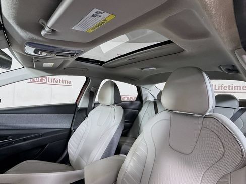 Used 2025 Hyundai Elantra Limited FWD image 11