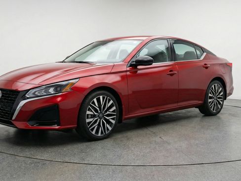 Used 2025 Nissan Altima 2.5 SV image 3