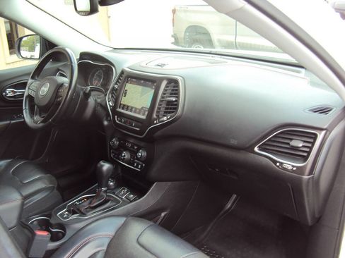 Used 2019 Jeep Cherokee Trailhawk AWD/4WD image 12