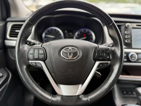 Used 2017 Toyota Highlander XLE AWD/4WD image 24