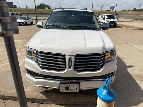 Used 2017 Lincoln Navigator Select RWD image 3