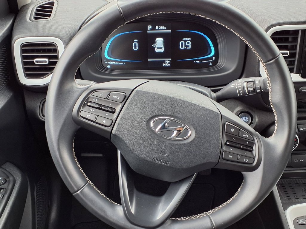 Used 2025 Hyundai Venue Limited FWD image 20