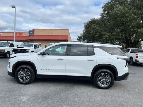 Used 2025 Chevrolet Traverse LT image 5