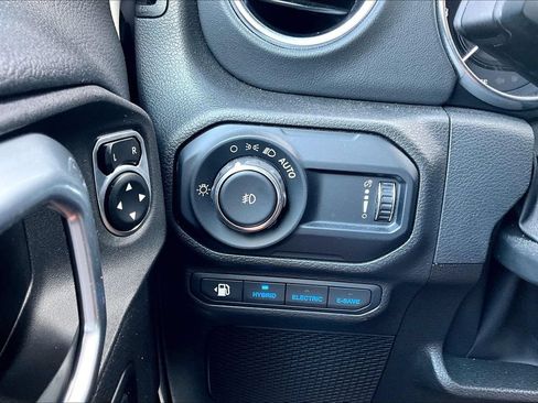Used 2023 Jeep Wrangler Unlimited Sahara w/ Cold Weather Group AWD/4WD image 28