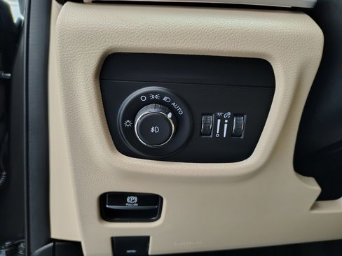 Used 2024 Jeep Grand Cherokee Limited image 47