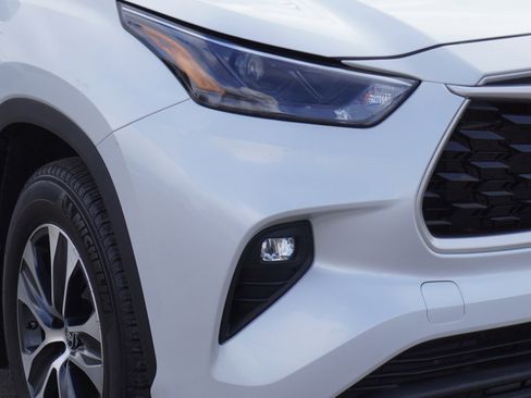 Used 2022 Toyota Highlander XLE image 3