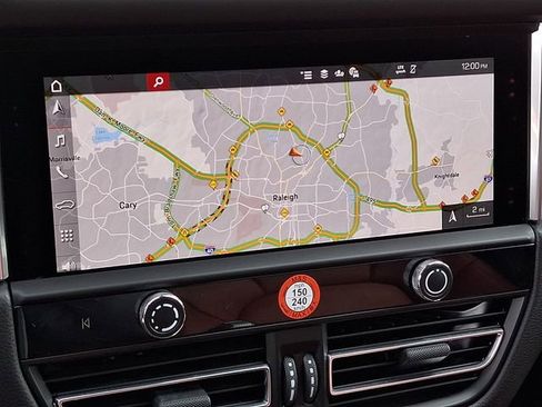 Used 2025 Porsche Macan image 21