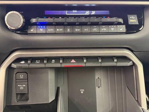 Used 2026 Toyota Sequoia Platinum AWD/4WD image 36
