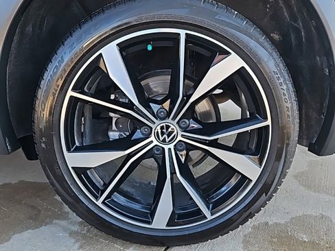 Used 2024 Volkswagen Tiguan SEL R-Line image 9