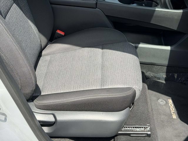 Used 2023 Nissan Rogue SV AWD/4WD image 9
