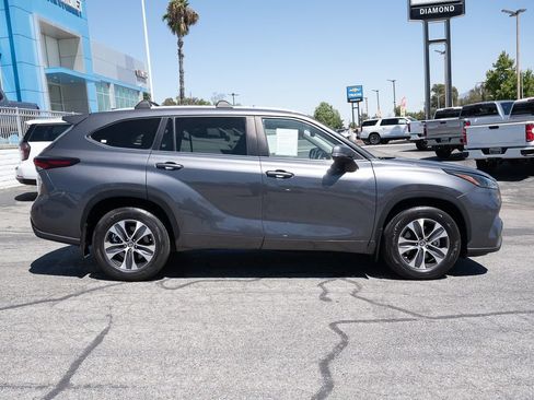 Used 2024 Toyota Highlander XLE AWD/4WD image 4