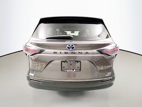 Used 2024 Toyota Sienna XLE image 6