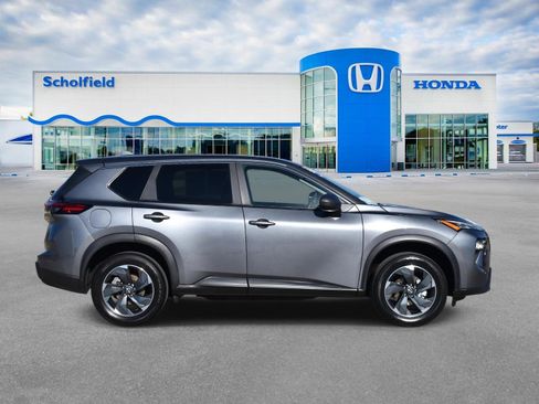 Used 2025 Nissan Rogue SV image 2