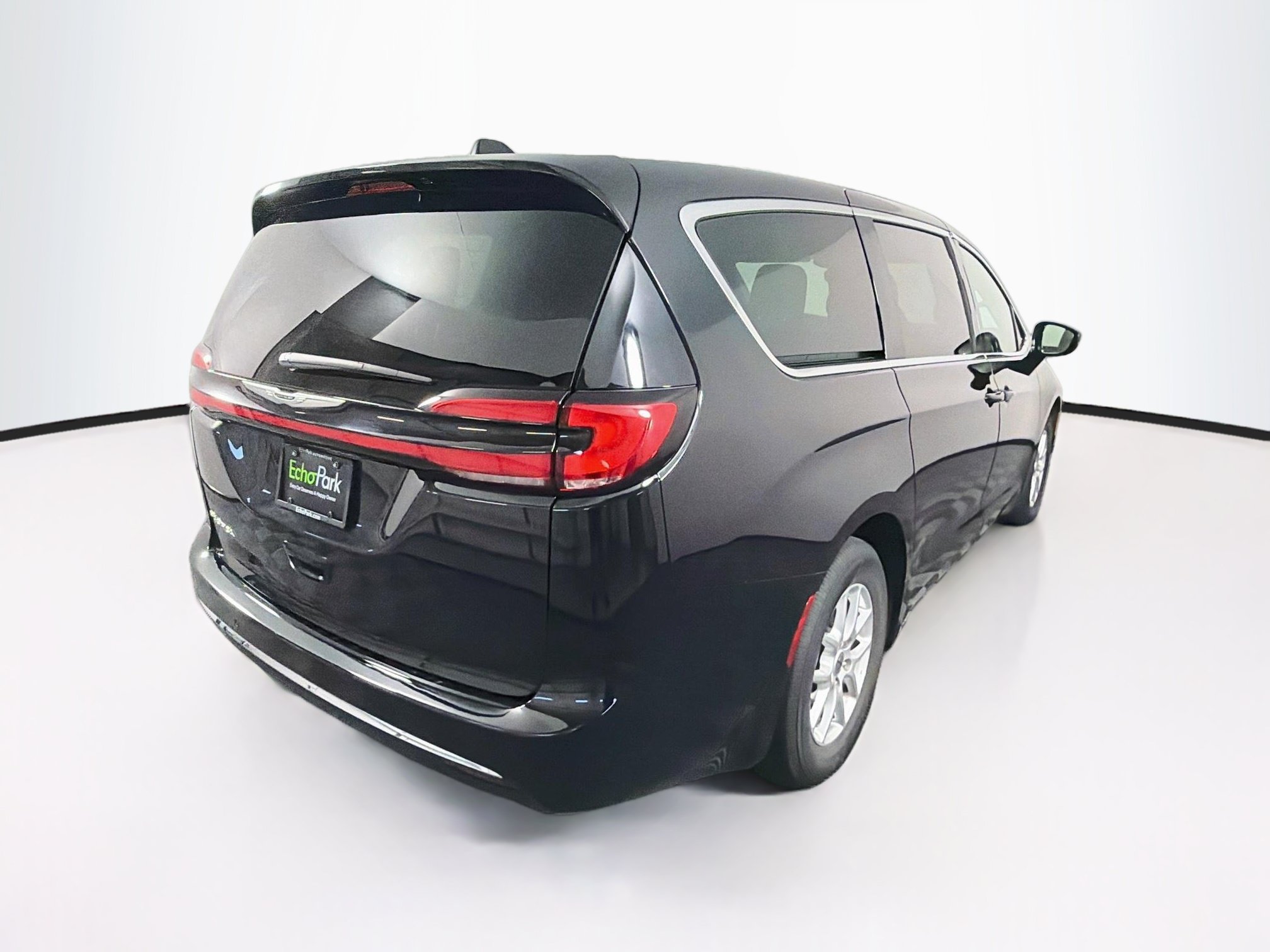 Used 2025 Chrysler Pacifica Select FWD image 9