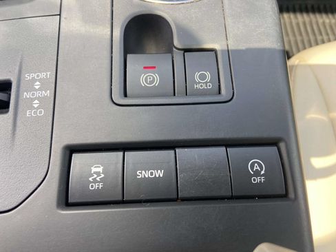 Used 2022 Toyota Highlander XLE FWD image 29