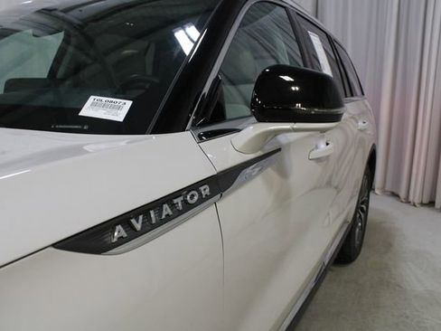 Used 2025 Lincoln Aviator AWD image 33