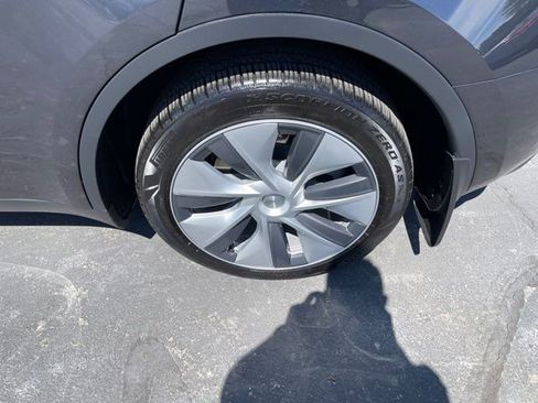 Used 2024 Tesla Model Y Long Range AWD/4WD image 28