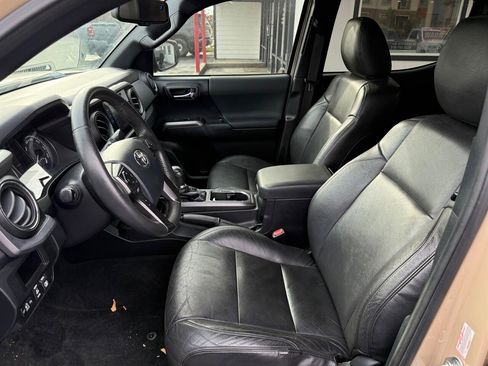 Used 2017 Toyota Tacoma TRD Off-Road w/ Tow Package (A/T) image 9