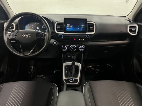 Used 2025 Hyundai Venue Limited FWD image 14