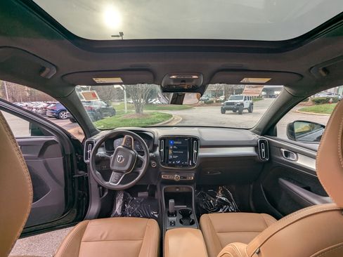 Used 2020 Volvo XC40 T5 Momentum image 12