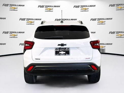 Used 2024 Chevrolet Trax RS w/ Sunroof Package FWD image 6