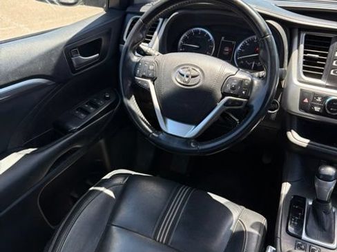 Used 2017 Toyota Highlander SE w/ Carpet Mat Package AWD/4WD image 12