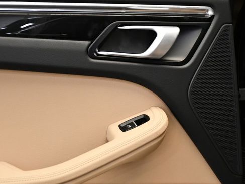 Certified 2025 Porsche Macan image 41