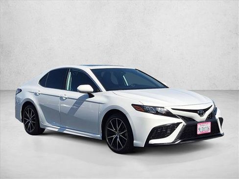 Used 2024 Toyota Camry SE FWD image 3