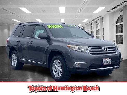 Used 2013 Toyota Highlander Plus FWD image 1