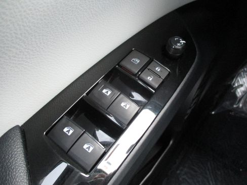 Used 2018 Toyota Prius Prime Advanced w/ Carpet Mat Package FWD image 30