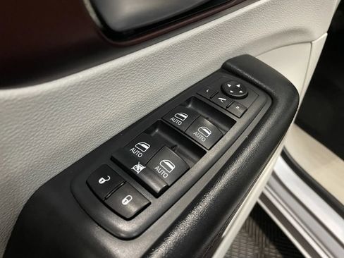 Used 2020 Chrysler Pacifica Limited FWD image 28