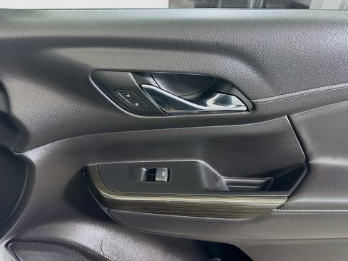 Used 2023 GMC Acadia SLT image 31