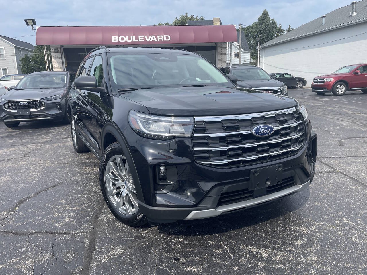 Used 2025 Ford Explorer Active AWD/4WD image 1