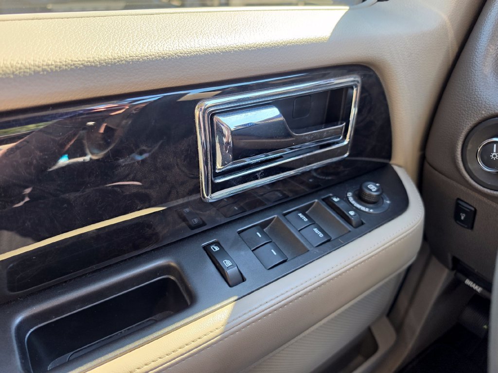 Used 2017 Lincoln Navigator Select RWD image 19