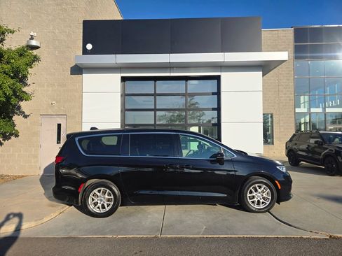 Used 2024 Chrysler Pacifica Touring-L FWD image 3