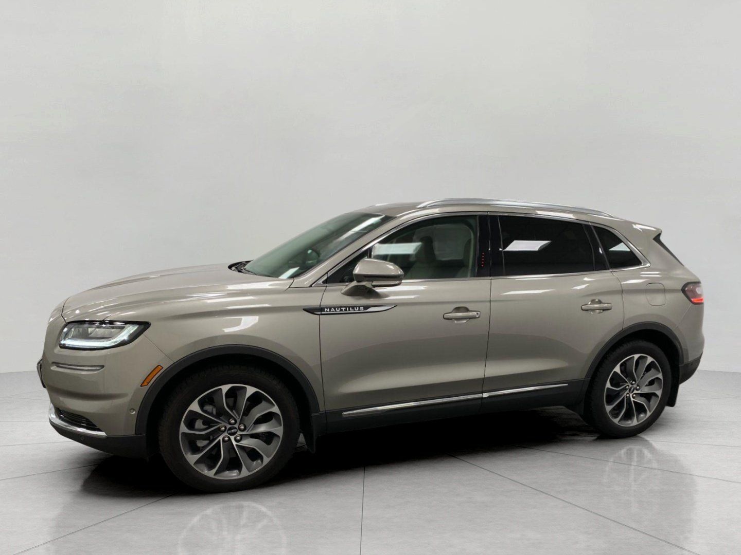 Used 2023 Lincoln Nautilus Reserve w/ Equipment Group 201A AWD/4WD image 9