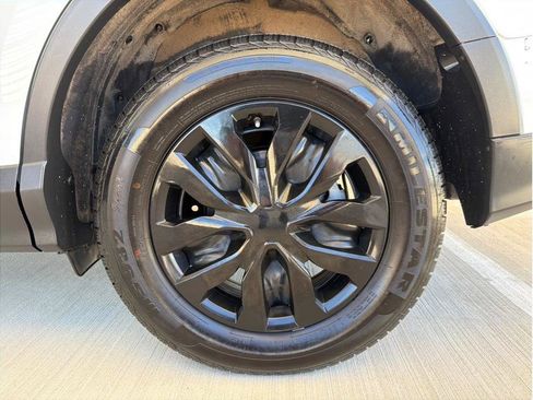Used 2018 Toyota RAV4 LE FWD image 27