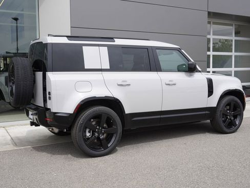 New 2026 Land Rover Defender 110 X-Dynamic SE AWD/4WD image 4