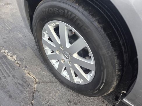 Used 2016 Chrysler Town & Country Touring image 9