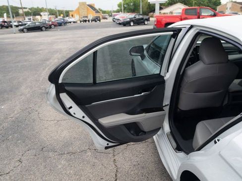 Used 2023 Toyota Camry SE image 11