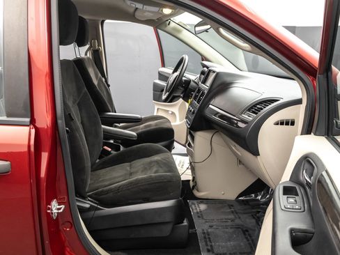 Used 2016 Dodge Grand Caravan American Value Package image 37