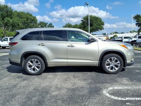 Used 2014 Toyota Highlander XLE FWD image 3
