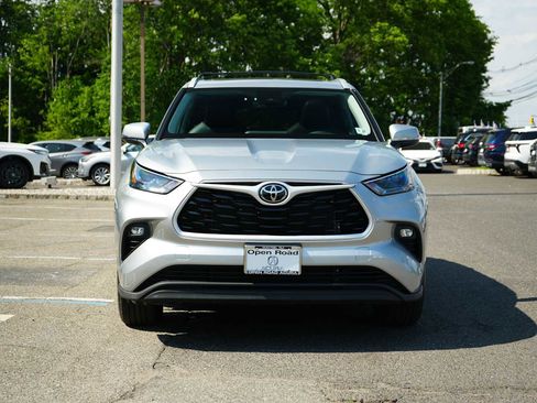 Used 2022 Toyota Highlander XLE AWD/4WD image 2
