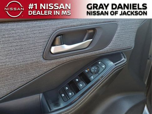 Used 2023 Nissan Rogue SV FWD image 11